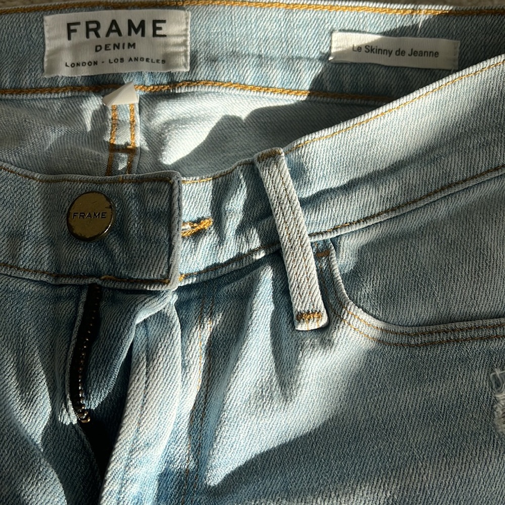 Frame denim. Skinny jeans. In great condition. Size 28. Light color.